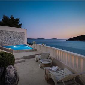 6 Bedroom Waterfront Villa with Pool in Uvala Ljubljeva near Trogir, Sleeps 12-13